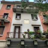 Sul lato nord vi � un edificio di architettura fascista degli anni 30 di color rosso e grigio...
